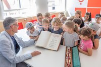 Kinder besuchen Bürgermeister im Ratshof