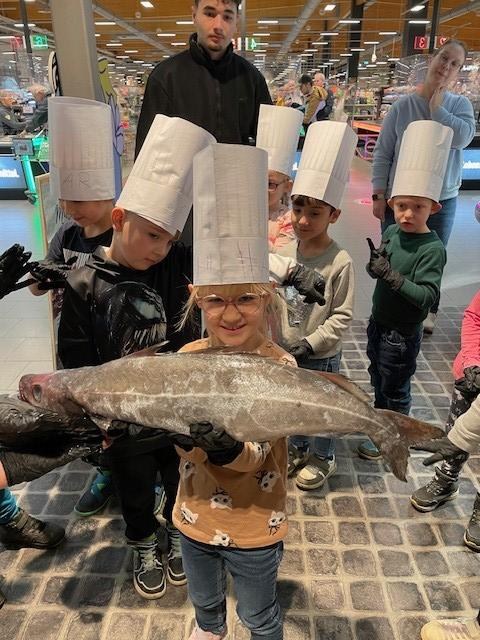 Kinder der Kita Kinderland nehmen am Fischseminar teil