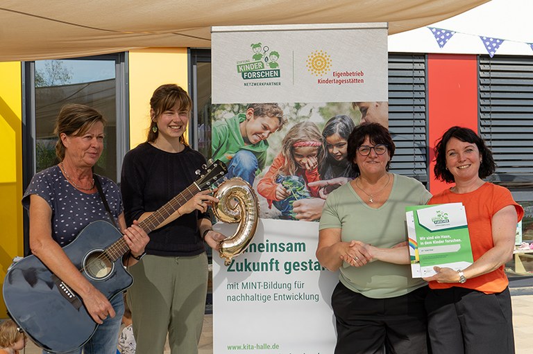 Feierliche Übergabe der 9. Plakette von der Stiftung Kinder forschen