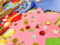 Selbstgebastelter Baumschmuck verschönert die Verwaltung